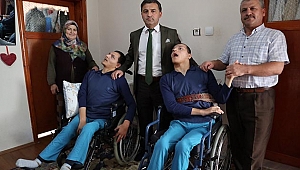 Engelli ikizlerini sevgileriyle yaşatıyorlar