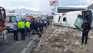 Kayseri'de işçileri taşıyan midibüs devrildi: 20 yaralı 