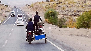 Motosiklet sepetinde tehlikeli yolculuk