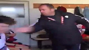 Takımı ilk yarıyı geride kapatınca futbolcuları tokatlamış