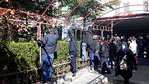 Cesedi görmek için demirlere tırmandılar