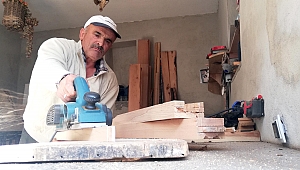 Çiftçi, tahta oymacılığında atölye kurdu