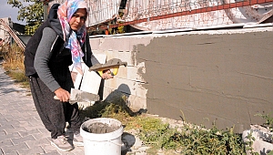 İnşaat ustası muhtarın işini, karısı üstlendi