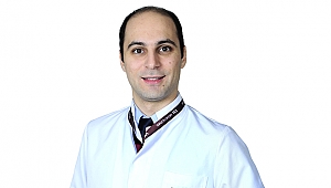 İştahsız çocuğa güler yüzlü yemek sunun