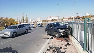 Kontrolünü kaybeden sürücünün kullandığı araç kanala uçmaktan son anda kurtuldu