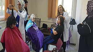 Öğrenciler, yaşlıların saç ve cilt bakımını yaptı