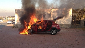 Park halindeyken alev alan otomobil kullanılamaz hale geldi