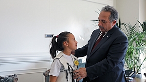 Pati Köyü'nün muhtarı yeleğini giydi