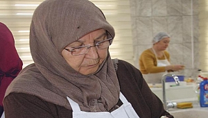 74 yaşında yemek kursuna gidiyor