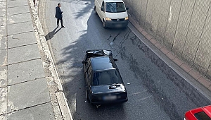 Alt geçitte virajı alamayan otomobil, bariyerlere çarptı