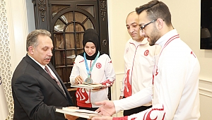 Başkan Yalçın'dan şampiyonlara altın