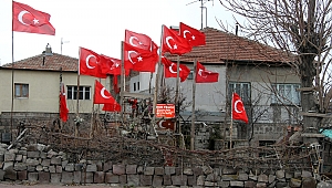 Darbe girişiminden sonra evini Türk bayraklarıyla donattı