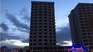 İnşaatın çatısına çıkan şahsı pencereden izlediler