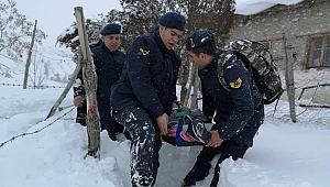 Jandarma ekipleri yoğun kar ve tipide rahatsızlanan vatandaşı 2 kilometre sedye ile taşıdı