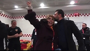  Kayserispor Başkanı oyuncuları soyunma odasında tebrik etti