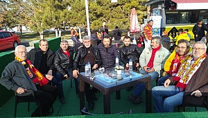  Kayserispor’un efsane oyuncularından Levent Kurt, Başakşehir maçını taraftarlarla izledi