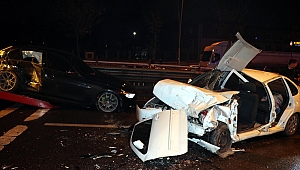 Otomobil karşı şeritteki otomobile çarptı: 5 yaralı