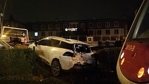  Otomobil tramvay yoluna girdi: 1 yaralı