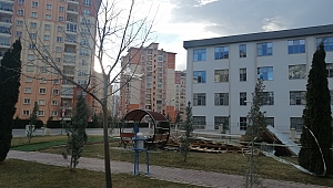 Şiddetli rüzgar çatıları uçurdu