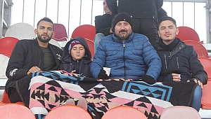 Soğuk havaya rağmen battaniye ile maç izlediler