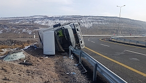 Su yüklü kamyonet devrildi: 2 yaralı