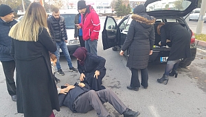 Yoldan geçmeye çalışan yayaya otomobil çarptı