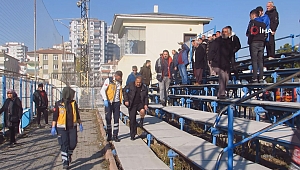 Ayağı tribüne sıkışan taraftarı itfaiye kurtardı