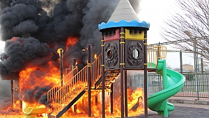 Çocuk parkı benzin dökülerek, yakıldı
