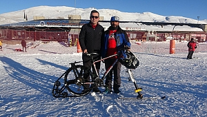 Kayak yaparken bile bisikletinden vazgeçmedi