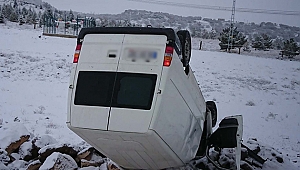 Minibüs şarampole yuvarlandı:2 yaralı