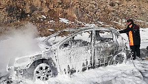 Seyir halindeki araç alev alev yandı