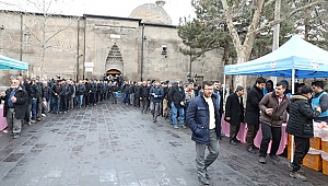 Başkan, gençlerle şehitler için sabah namazında buluştu