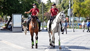 Atlı polislerden maske ve sosyal mesafe denetimi
