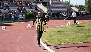 Burcu altın madalya ile döndü