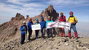 Dağcılardan Erciyes Dağı'na Gaziler Günü tırmanışı