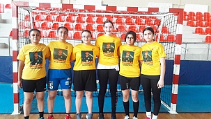 Genç hentbolcu mezun olduğu okulda unutulmadı