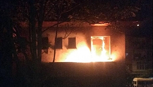 Madde bağımlılarının yaktığı metruk ev paniğe neden oldu