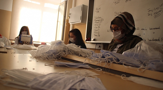 Okul değil adeta maske fabrikası