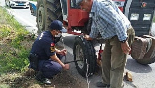 Traktörünün lastiği patladı, yardımına jandarma koştu