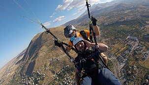 Yamaç paraşütü yaparken yükseklik korkusunu böyle yendi