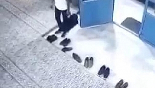 Camiye eski ayakkabıyla geldi, yeni ayakkabıyla gitti