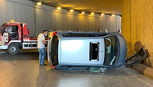 Direksiyon hakimiyeti kaybolan otomobil yan yattı