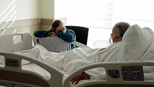 Emekli olduğu hastanede, koronavirüse yakalanan annesine refakat ediyor