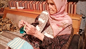 Felç geçirmesine rağmen 92 yaşında örgü ören Şerife nine görenleri şaşırtıyor