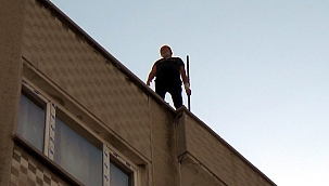 İntihar etmek isteyen kadını, polis tek hamleyle kurtardı