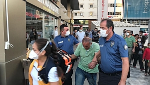 İş merkezinin terasına çıkan adam ikna edildi