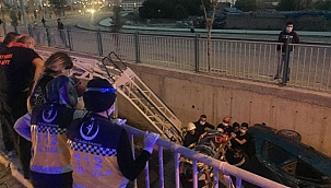 Kanala düşen otomobilde can pazarı