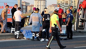 Motosiklet refüje çarptı: 2 ölü