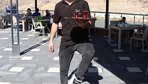 Müşterilere, patenle çay servisi yapıyor