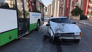 Otomobil aydınlatma direğine çarptı: 2 yaralı